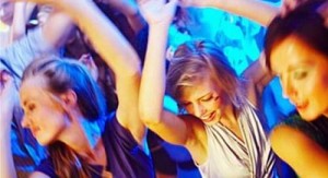 ragazze-che-ballano-in-una-discoteca-a-rodi