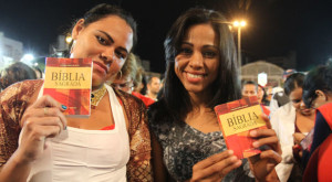 Brazil-gospel-festival-women-Bibles