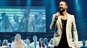 Carl-Lentz-stage-Hillsong-NYC