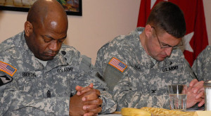 army-soldiers-praying-Flickr