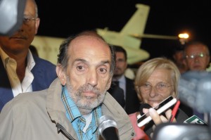 Domenico Quirico è libero, accolto da Emma Bonino a Ciampino