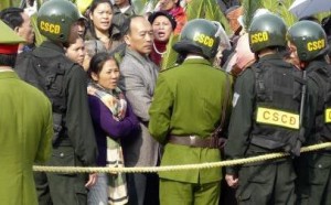 vietnam-cattolici-cristiani-polizia