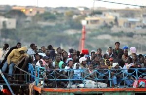 Un barcone di migranti approda nel porto di Lampedusa, oggi 8 aprile 2011. ANSA / ETTORE FERRARI
