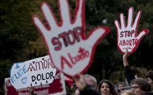 Spagna: manifestazione contro aborto, le Femen a Madrid