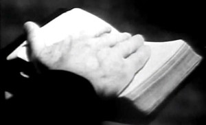 821700657-bibbia-sfogliare-libro-mano