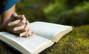 confianza-en-Dios-Biblia-manos