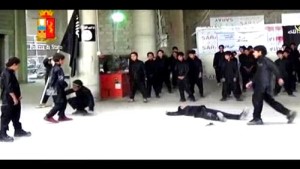 Frame da un video di propaganda dell'Isis. Una cellula di estremisti islamici che operava tra l'Italia e i Balcani Ë stata smantellata dall'Antiterrorismo della Polizia, al termine di una lunga indagine. La cellula, secondo quanto si apprende, era dedita al reclutamento di aspiranti combattenti e al loro instradamento verso le milizie dell'Isis. Roma, 25 marzo 2015. ANSA/POLIZIA DI STATO +++ ANSA PROVIDES ACCESS TO THIS HANDOUT PHOTO TO BE USED SOLELY TO ILLUSTRATE NEWS REPORTING OR COMMENTARY ON THE FACTS OR EVENTS DEPICTED IN THIS IMAGE; NO ARCHIVING; NO LICENSING +++