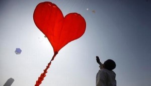 ap_india_kite_festival__heart_kite_ss_thg_130107l_ssh (1)