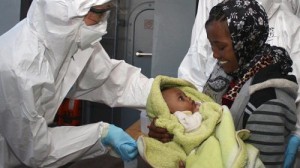 profughi-migranti-sbarco-pozzallo-donna-neonato-ansa