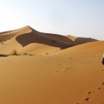 0-12333269-Deserto-uomosolo