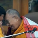 Dalai Lama chiede a bimbo ‘succhiami la lingua’, poi si scusa